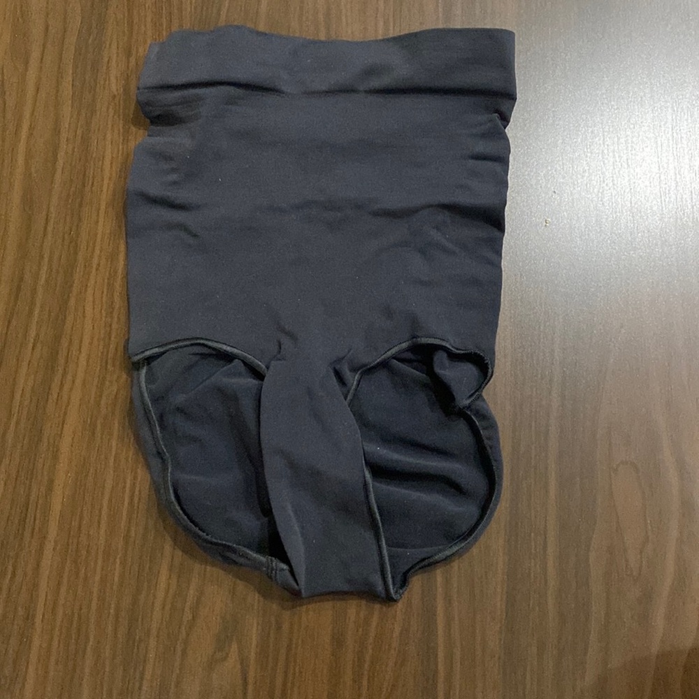 Skims high waisted brief